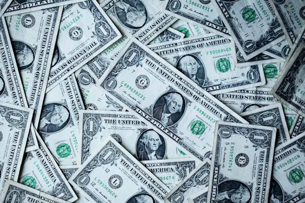 紙幣や通貨を使った経済のイメージ写真