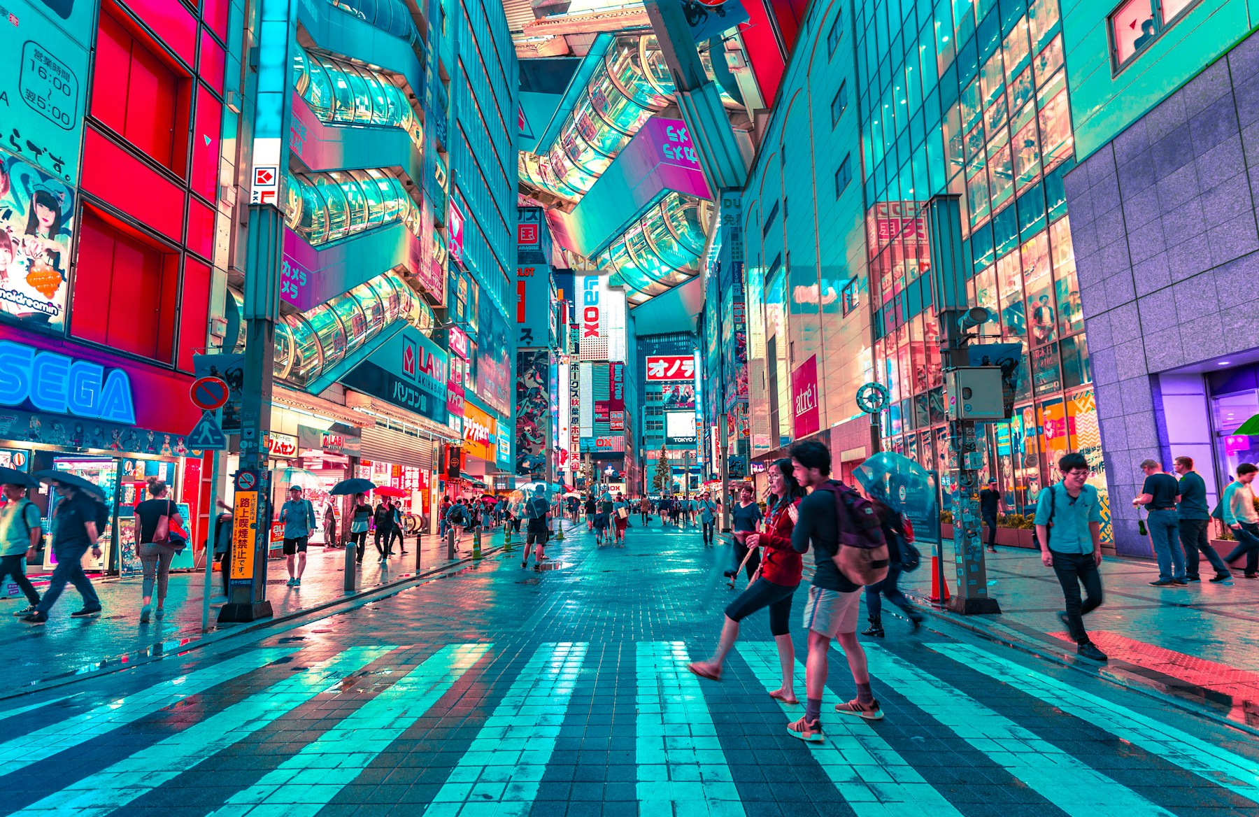 看板が並び、人々が行き交う東京の商業地区