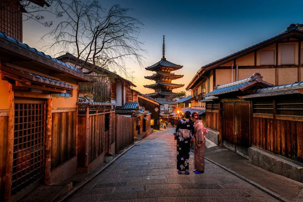 日本の歴史ある街並みと道